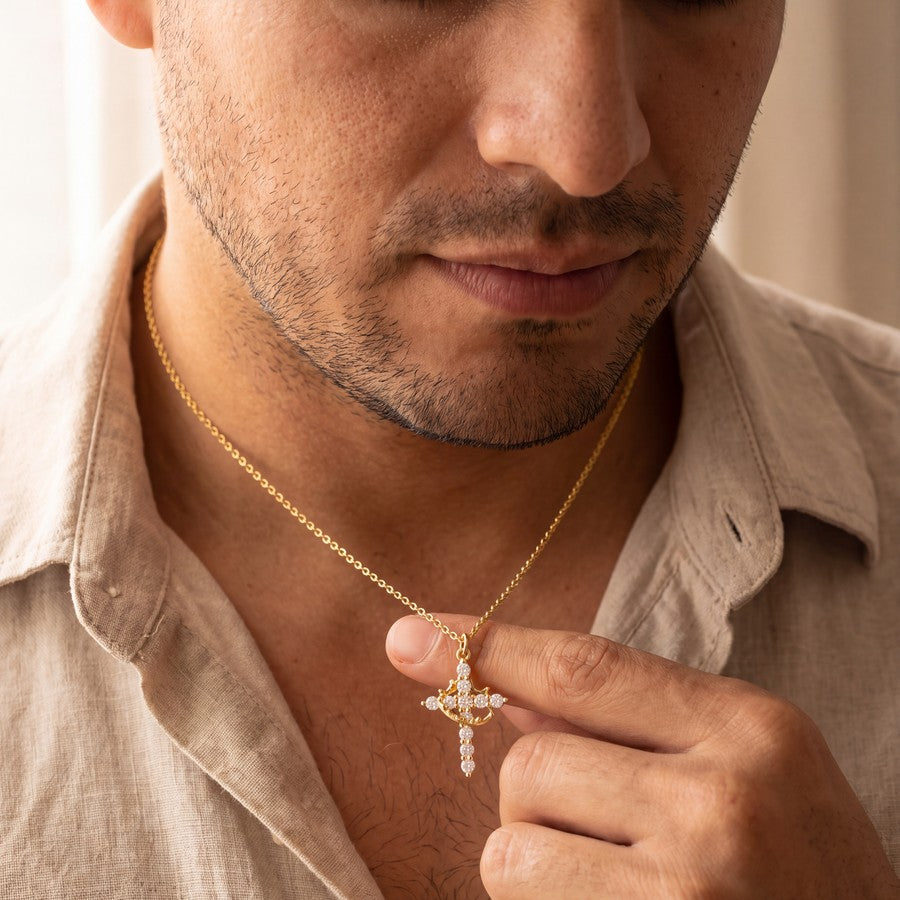 Collar Cruz y Corona en hombre – cruz de circonias sobre camisa de lino