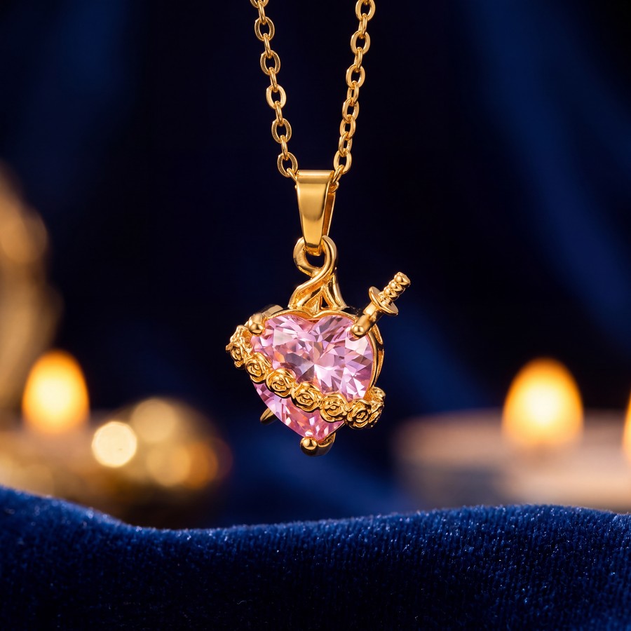 Collar Corazón Sagrado Luz de María sobre terciopelo azul con luz de velas