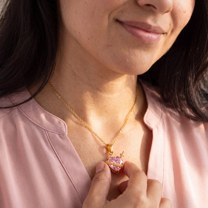 Collar Corazón Sagrado Luz de María puesto – mujer tocando el dije sobre su pecho