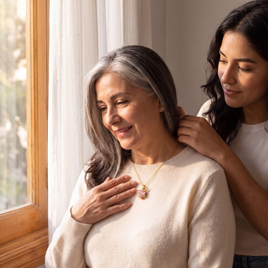 Hija abrochando el Collar Corazón Sagrado Luz de María a su madre – regalo con significado