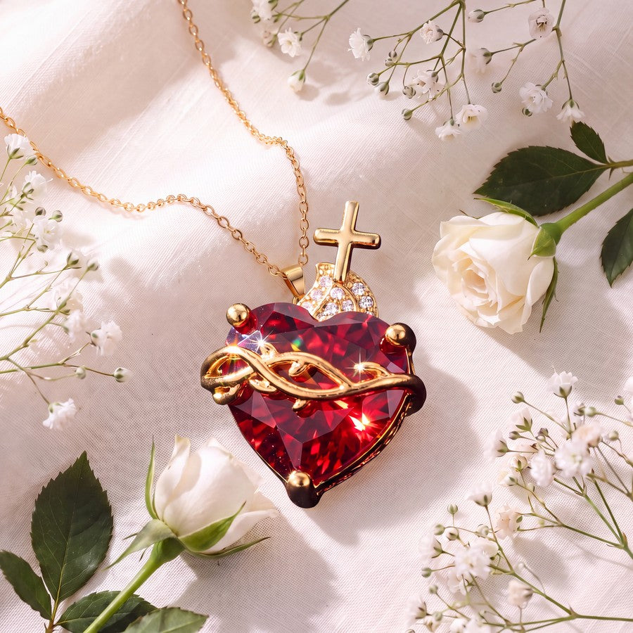 Collar Sagrado Corazón - Amor de Cristo – corazón rojo talla gema con corona de espinas y cruz, entre rosas blancas