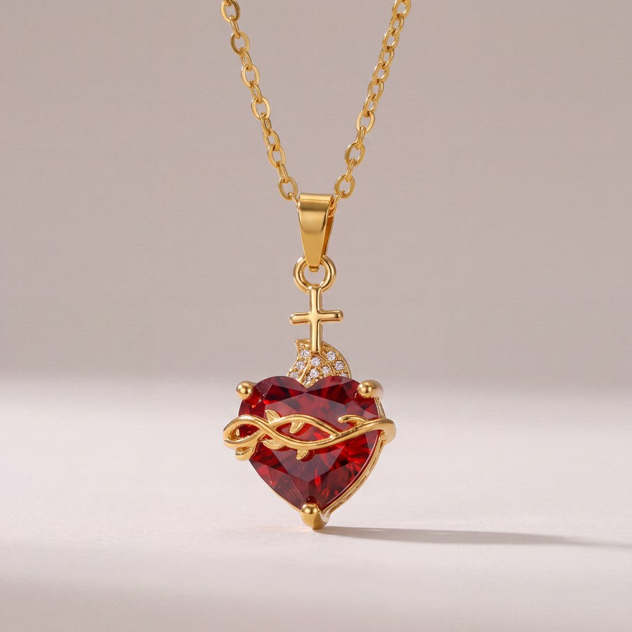 Collar Sagrado Corazón colgando con cadena dorada
