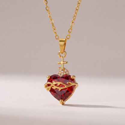 Collar Sagrado Corazón colgando con cadena dorada
