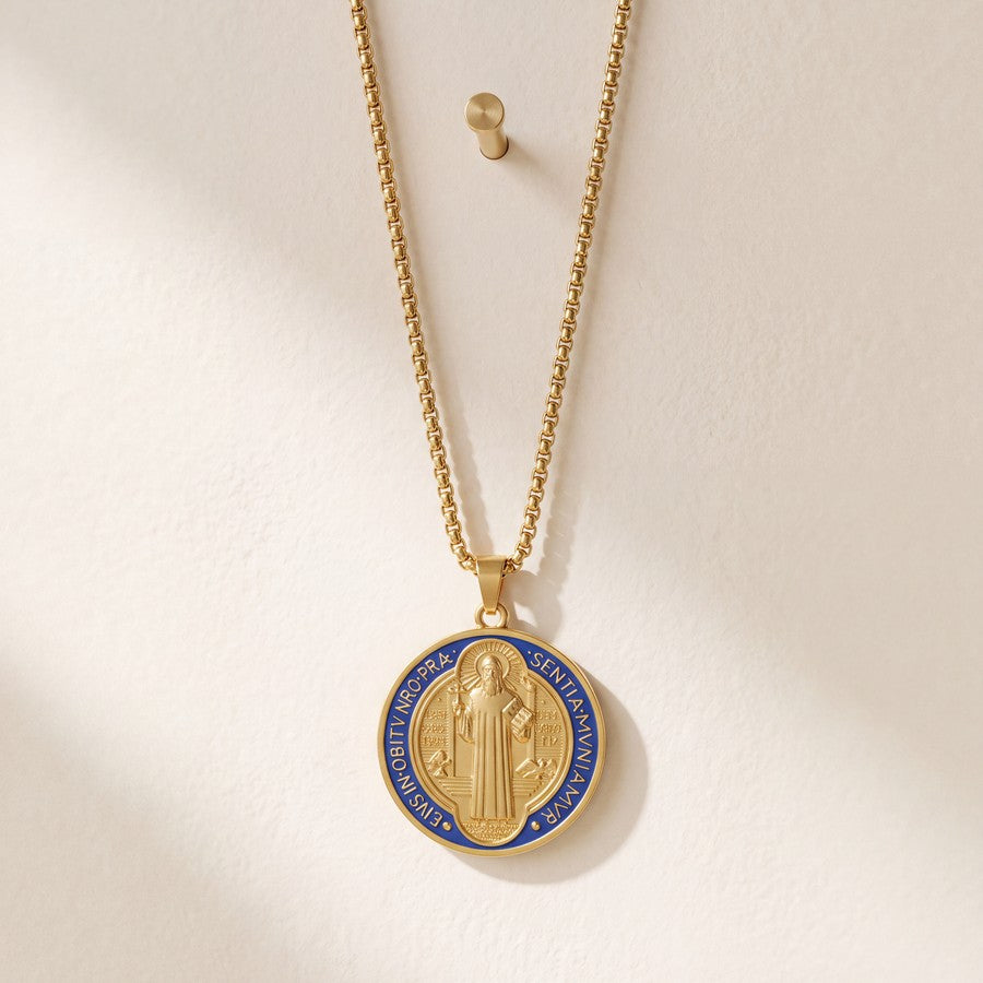 Collar de San Benito colgado – cadena dorada tipo box