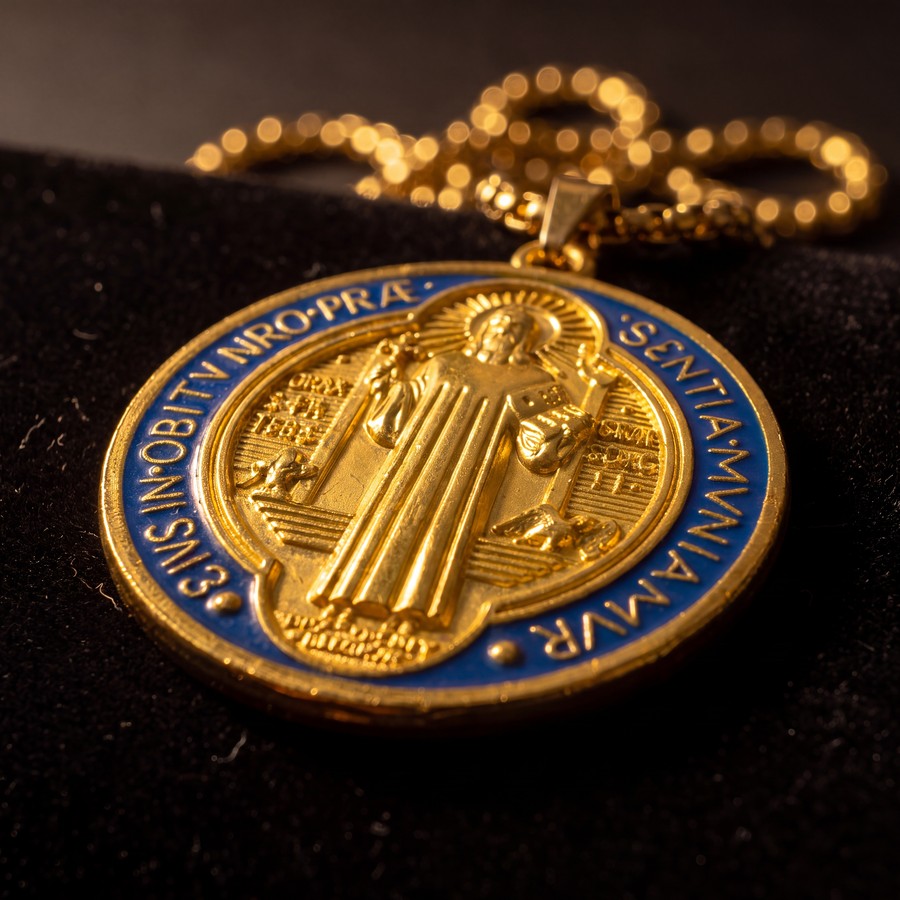 Collar de San Benito – detalle del relieve de la medalla