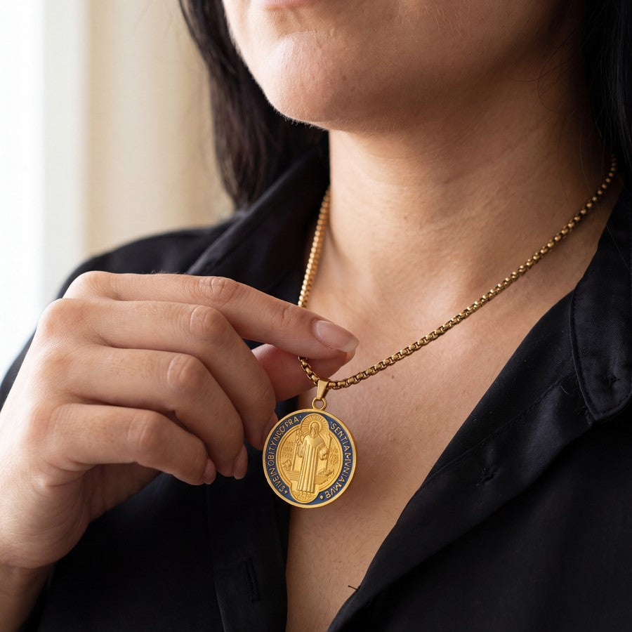 Collar de San Benito en mujer