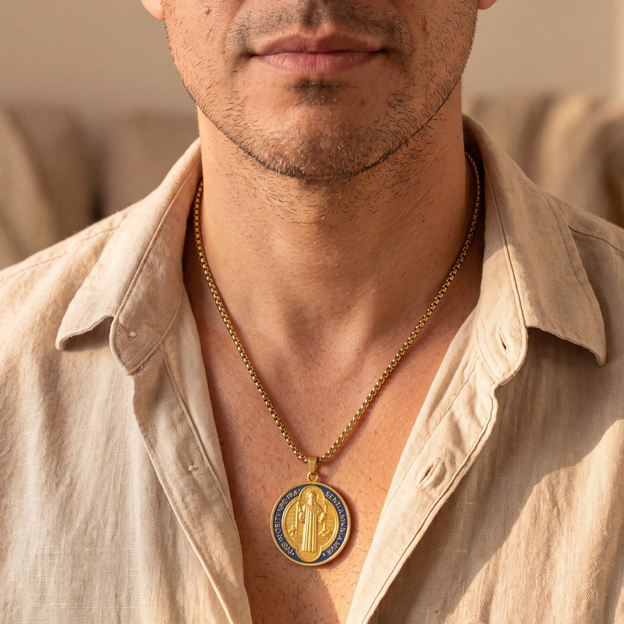 Collar de San Benito en hombre