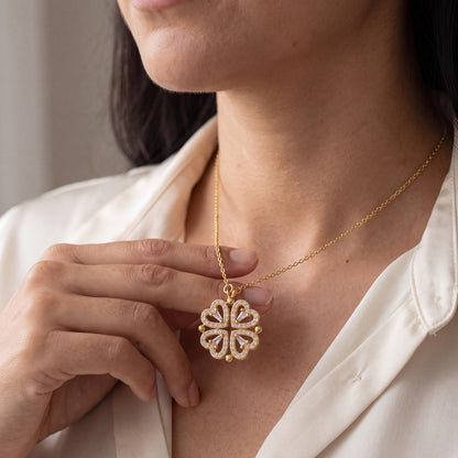 Collar Trébol de Corazones puesto en mujer